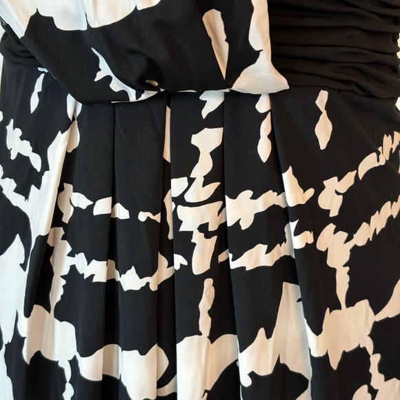 🎁 BCBGMAXAZRIA Black & White Stretch Ruched Dress - Picture 8 of 9